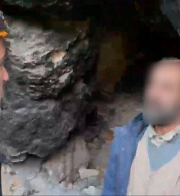 BURSA ULUDAĞ’DA ORMANLIK ALANDAKİ BİR MAĞARAYA SIĞINAN YAŞLI ADAMI, BÖLGEDE DAĞCILIK VE TREKKİNG YAPAN SPORCULAR FARKETTİ. ŞEHİR MERKEZİNE DÖNMEK İSTEMEYEN YAŞLI ADAMI İKNA ETMEK İÇİN ÇABA GÖSTERİRKEN, GECEYİ SOĞUKTA GEÇİRMEMESİ VE YİYECEK İHTİYACINI KARŞILAYABİLMESİ İÇİN KENDİSİNE BATTANİYE, MAT VE YİYECEK ULAŞTIRDI.