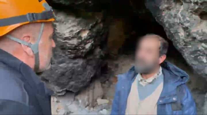 BURSA ULUDAĞ’DA ORMANLIK ALANDAKİ BİR MAĞARAYA SIĞINAN YAŞLI ADAMI, BÖLGEDE DAĞCILIK VE TREKKİNG YAPAN SPORCULAR FARKETTİ. ŞEHİR MERKEZİNE DÖNMEK İSTEMEYEN YAŞLI ADAMI İKNA ETMEK İÇİN ÇABA GÖSTERİRKEN, GECEYİ SOĞUKTA GEÇİRMEMESİ VE YİYECEK İHTİYACINI KARŞILAYABİLMESİ İÇİN KENDİSİNE BATTANİYE, MAT VE YİYECEK ULAŞTIRDI.