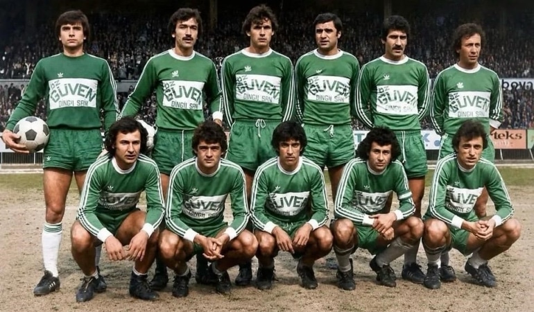 BURSASPOR VE MİLLİ TAKIM'DA UZUN SÜRE FORMA GİYEREK TÜRK FUTBOL TARİHİNE ADINI ALTIN HARFLERLE YAZDIRAN ESKİ FUTBOLCU VE TEKNİK DİREKTÖR KEMAL BATMAZ ZATÜRRE TEŞHİSİ İLE KALDIRILDIĞI HASTANEDE ENTÜBE EDİLDİ. CUMA AKŞAMI EVİNDE RAHATSIZLANAN BATMAZ AMBULANSLA MUDANYA DEVLET HASTANESİ'NE KALDIRILDI. ZATÜRRE OLMASI SEBEBİYLE YOĞUN BAKIMA ALINAN BATMAZ ENTÜBE EDİLDİ. DURUMU AĞIR OLAN BATMAZ İÇİN YAKINLARI BURSASPOR CAMİASINDAN VE SEVENLERİNDEN DUA İSTEDİ.