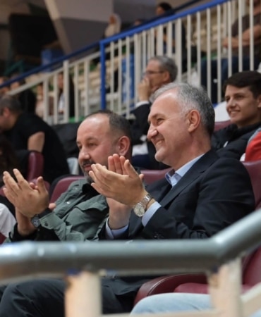İNEGÖL BELEDİYESPOR ERKEK VOLEYBOL TAKIMI, LİGİN 5’İNCİ HAFTASINDA GÜNER KARAKAYA’YI KONUK ETTİ. TURUNCU LACİVERTLİLER, ALDIĞI 3-2’LİK GALİBİYETLE LİGDEKİ NAMAĞLUP YÜRÜYÜŞÜNÜ SÜRDÜRDÜ.
