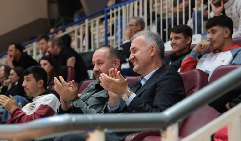 İNEGÖL BELEDİYESPOR ERKEK VOLEYBOL TAKIMI, LİGİN 5’İNCİ HAFTASINDA GÜNER KARAKAYA’YI KONUK ETTİ. TURUNCU LACİVERTLİLER, ALDIĞI 3-2’LİK GALİBİYETLE LİGDEKİ NAMAĞLUP YÜRÜYÜŞÜNÜ SÜRDÜRDÜ.