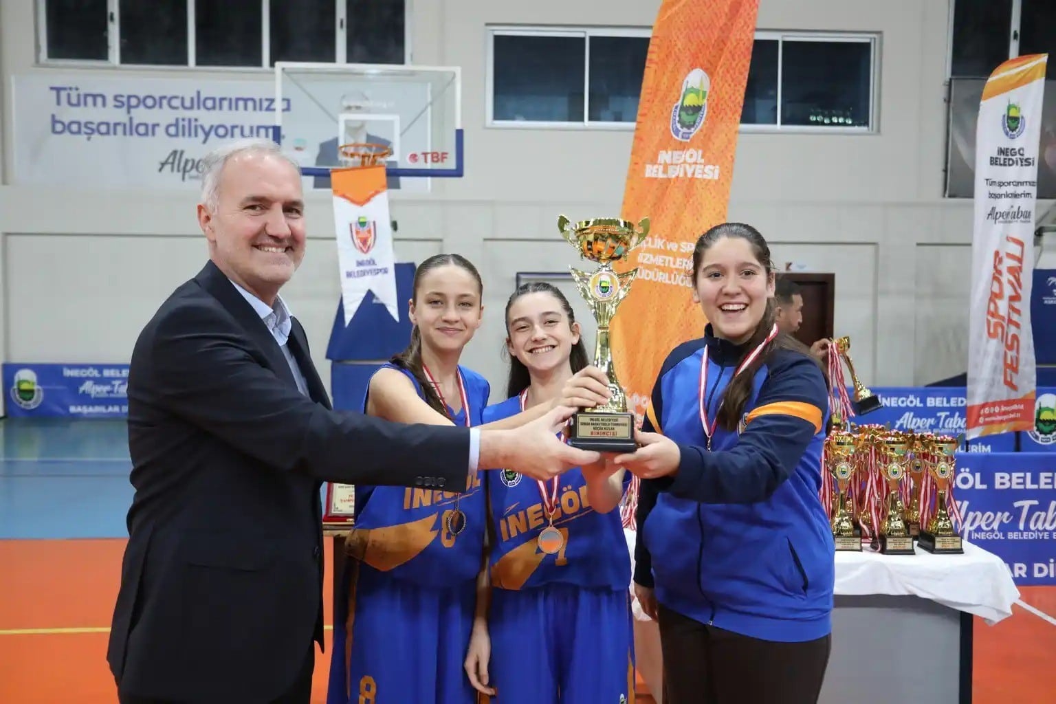 İNEGÖL BELEDİYESİ TARAFINDAN DÜZENLENEN VE 42 TAKIM İLE TOPLAM 210 SPORCUNUN KATILDIĞI SOKAK BASKETBOLU TURNUVASINDA DERECEYE GİREN TAKIMLARA KUPA VE MADALYALARI DÜZENLENEN TÖRENLE TAKDİM EDİLDİ.