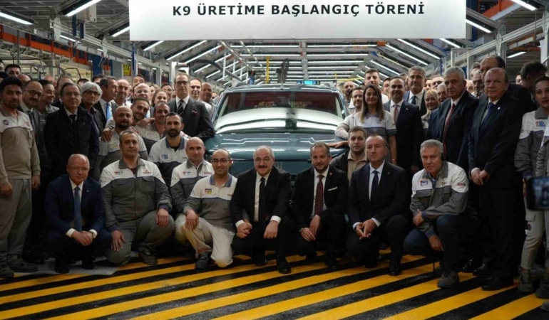 BURSA OTOMOTİV SANAYİSİNDE YENİ BİR DÖNEM BAŞLADI. TOFAŞ’IN BURSA FABRİKASINDA 300 MİLYON DOLARLIK YATIRIMLA HAYATA GEÇİRİLEN K9 PROJESİ KAPSAMINDA CİTRON, FİAT, OPEL VE PEUGEOT MARKALARI İÇİN ÜRETİLECEK HAFİF TİCARİ ARAÇLAR ÜRETİM BANDINDAN İNDİ.INI BELİRTTİ.
