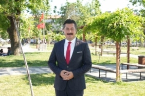 YENİŞEHİR BELEDİYE BAŞKANI ERCAN ÖZEL, İLÇENİN OTOPARK İHTİYACINA ÇÖZÜM ÜRETMEK VE TİCARİ HAYATINA YENİ BİR CANLILIK KAZANDIRMAK AMACIYLA HAZIRLANAN PROJE ÖNERİSİNİ KAMUOYUYLA PAYLAŞTI. OSMANGAZİ MİLLET BAHÇESİ’NİN MEVCUT YEŞİL ALANI KORUNARAK BİR BÖLÜMÜNDE YER ALTI OTOPARKI VE MODERN ÇARŞI YAPILMASINI ÖNGÖREN PROJE İÇİN VATANDAŞLARIN GÖRÜŞLERİNE BAŞVURULDU.