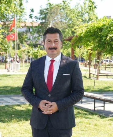 YENİŞEHİR BELEDİYE BAŞKANI ERCAN ÖZEL, İLÇENİN OTOPARK İHTİYACINA ÇÖZÜM ÜRETMEK VE TİCARİ HAYATINA YENİ BİR CANLILIK KAZANDIRMAK AMACIYLA HAZIRLANAN PROJE ÖNERİSİNİ KAMUOYUYLA PAYLAŞTI. OSMANGAZİ MİLLET BAHÇESİ’NİN MEVCUT YEŞİL ALANI KORUNARAK BİR BÖLÜMÜNDE YER ALTI OTOPARKI VE MODERN ÇARŞI YAPILMASINI ÖNGÖREN PROJE İÇİN VATANDAŞLARIN GÖRÜŞLERİNE BAŞVURULDU.