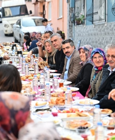 PİREMİR MAHALLESİ’NDE KADINLARIN KAHVALTI DAVETİNİ GERİ ÇEVİRMEYEN YILDIRIM BELEDİYE BAŞKANI OKTAY YILMAZ, VATANDAŞLARLA AYNI SOFRAYI PAYLAŞTI.