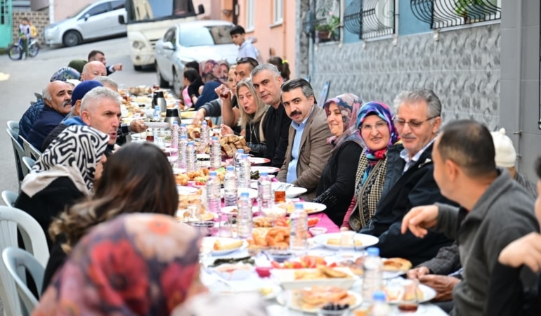 PİREMİR MAHALLESİ’NDE KADINLARIN KAHVALTI DAVETİNİ GERİ ÇEVİRMEYEN YILDIRIM BELEDİYE BAŞKANI OKTAY YILMAZ, VATANDAŞLARLA AYNI SOFRAYI PAYLAŞTI.