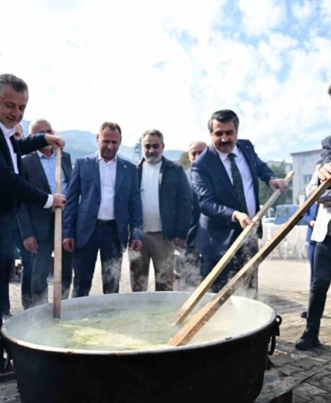 YILDIRIM’A BAĞLI HAMAMLIKIZIK MAHALLESİ’NDE ASIRLARDIR İMECE USULÜYLE DEVAM EDEN ‘NEBİ DEDE ÇORBASI’ ETKİNLİĞİ BU YIL DA COŞKUYLA GERÇEKLEŞTİ.