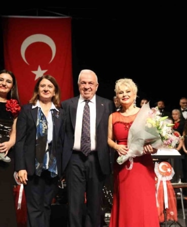 CUMHURİYET’İN 103’ÜNCÜ YILI NİLÜFER’DE KONSERLE KUTLANDI CUMHURİYET BAYRAMI KUTLAMALARI KAPSAMINDA NİLÜFER BELEDİYESİ TÜRK SANAT MÜZİĞİ KOROSU 29 EKİM CUMHURİYET BAYRAMI ÖZEL KONSERİ DÜZENLENDİ. KORO ÜYELERİ SESLENDİRDİĞİ ESERLERLE İZLEYENLERDEN TAM NOT ALDI. NİLÜFER BELEDİYESİ, 29 EKİM CUMHURİYET BAYRAMI KUTLAMALARI PROGRAMLARI KAPSAMINDA NÂZIM HİKMET KÜLTÜREVİ’NDE ÖZEL BİR KONSERE EV SAHİPLİĞİ YAPTI. NİLÜFER BELEDİYESİ TÜRK SANAT MÜZİĞİ KOROSU 29 EKİM CUMHURİYET BAYRAMI ÖZEL KONSERİ KAPSAMINDA İKİ BÖLÜMDEN OLUŞAN KONSER GERÇEKLEŞTİRİLDİ. FİLİZ BAŞIBÜYÜK ŞEFLİĞİNDE SAHNE ALAN KORO ÜYELERİ; MARŞLAR, TÜRKÜLER VE TÜRK SANAT MÜZİĞİ ESERLERİNDEN OLUŞAN ÖZEL REPERTUAR SESLENDİRDİ. SANATSEVERLERİN YOĞUN İLGİ GÖSTERDİĞİ KONSERDE KORONUN PERFORMANSI İZLEYENLERİN BEĞENİSİNİ TOPLADI. NİLÜFER BELEDİYESİ HALK DANSLARI TOPLULUĞU’NUN GÖSTERİLERLE RENKLENDİRDİĞİ KONSERİ İZLEYENLER ARASINDA NİLÜFER BELEDİYE BAŞKANI ŞADİ ÖZDEMİR VE EŞİ NURAY ÖZDEMİR DE YER ALDI. KORO ÜYELERİNİ TEBRİK EDEN NİLÜFER BELEDİYE BAŞKANI ŞADİ ÖZDEMİR, CUMHURİYETİN 103’ÜNCÜ YILININ KUTLAMALARINDA BULUNMAKTAN DUYDUĞU MEMNUNİYETİ DİLE GETİRDİ. NİLÜFER’İN KADIN KENTİ OLDUĞUNU SÖYLEYEN BAŞKAN ŞADİ ÖZDEMİR, KADINLARIN KURTULUŞ SAVAŞI’NDAKİ ROLLERİNE VE CUMHURİYET DEĞERLERİNE SAĞLADIĞI KATKILARA DİKKAT ÇEKTİ. CUMHURİYETİN İLANINDAN 101 GÜN SONRA TÜRK KADINLAR BİRLİĞİ DERNEĞİ’NİN KURULDUĞUNU HATIRLATAN BAŞKAN ŞADİ ÖZDEMİR, GAZİ MUSTAFA KEMAL ATATÜRK’E TEŞEKKÜR ETTİ. KADINLARIN GÜNÜMÜZDE ŞİDDET VE EŞİT İŞE EŞİT ÜCRET ALAMAMA GİBİ SORUNLARLA MÜCADELE ETTİĞİNİ BELİRTEN BAŞKAN ŞADİ ÖZDEMİR, SOSYAL VE EKONOMİK HAYATTA ÖZGÜRLEŞMESİNİ DESTEKLEDİKLERİNİ KAYDETTİ. BAŞKAN ŞADİ ÖZDEMİR, KADINLARIN ÖZGÜRLEŞMESİ VE SOSYAL HAYATIN İÇERİSİNDE DAHA FAZLA YER ALABİLMELERİ İÇİN ANNE TAKSİ, ANNE ÇOCUK AKADEMİLERİ, NİLÜFER 95 VE KREŞ GİBİ PROJELER HAYATA GEÇİRDİKLERİNİ SÖZLERİNE EKLEDİ.