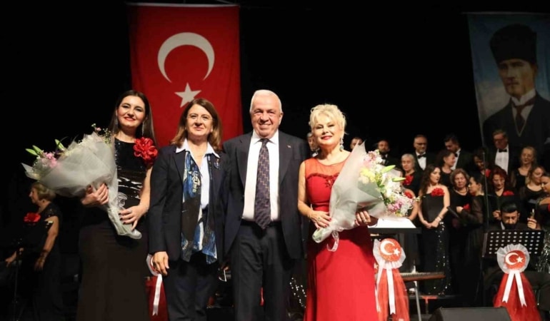 CUMHURİYET’İN 103’ÜNCÜ YILI NİLÜFER’DE KONSERLE KUTLANDI CUMHURİYET BAYRAMI KUTLAMALARI KAPSAMINDA NİLÜFER BELEDİYESİ TÜRK SANAT MÜZİĞİ KOROSU 29 EKİM CUMHURİYET BAYRAMI ÖZEL KONSERİ DÜZENLENDİ. KORO ÜYELERİ SESLENDİRDİĞİ ESERLERLE İZLEYENLERDEN TAM NOT ALDI. NİLÜFER BELEDİYESİ, 29 EKİM CUMHURİYET BAYRAMI KUTLAMALARI PROGRAMLARI KAPSAMINDA NÂZIM HİKMET KÜLTÜREVİ’NDE ÖZEL BİR KONSERE EV SAHİPLİĞİ YAPTI. NİLÜFER BELEDİYESİ TÜRK SANAT MÜZİĞİ KOROSU 29 EKİM CUMHURİYET BAYRAMI ÖZEL KONSERİ KAPSAMINDA İKİ BÖLÜMDEN OLUŞAN KONSER GERÇEKLEŞTİRİLDİ. FİLİZ BAŞIBÜYÜK ŞEFLİĞİNDE SAHNE ALAN KORO ÜYELERİ; MARŞLAR, TÜRKÜLER VE TÜRK SANAT MÜZİĞİ ESERLERİNDEN OLUŞAN ÖZEL REPERTUAR SESLENDİRDİ. SANATSEVERLERİN YOĞUN İLGİ GÖSTERDİĞİ KONSERDE KORONUN PERFORMANSI İZLEYENLERİN BEĞENİSİNİ TOPLADI. NİLÜFER BELEDİYESİ HALK DANSLARI TOPLULUĞU’NUN GÖSTERİLERLE RENKLENDİRDİĞİ KONSERİ İZLEYENLER ARASINDA NİLÜFER BELEDİYE BAŞKANI ŞADİ ÖZDEMİR VE EŞİ NURAY ÖZDEMİR DE YER ALDI. KORO ÜYELERİNİ TEBRİK EDEN NİLÜFER BELEDİYE BAŞKANI ŞADİ ÖZDEMİR, CUMHURİYETİN 103’ÜNCÜ YILININ KUTLAMALARINDA BULUNMAKTAN DUYDUĞU MEMNUNİYETİ DİLE GETİRDİ. NİLÜFER’İN KADIN KENTİ OLDUĞUNU SÖYLEYEN BAŞKAN ŞADİ ÖZDEMİR, KADINLARIN KURTULUŞ SAVAŞI’NDAKİ ROLLERİNE VE CUMHURİYET DEĞERLERİNE SAĞLADIĞI KATKILARA DİKKAT ÇEKTİ. CUMHURİYETİN İLANINDAN 101 GÜN SONRA TÜRK KADINLAR BİRLİĞİ DERNEĞİ’NİN KURULDUĞUNU HATIRLATAN BAŞKAN ŞADİ ÖZDEMİR, GAZİ MUSTAFA KEMAL ATATÜRK’E TEŞEKKÜR ETTİ. KADINLARIN GÜNÜMÜZDE ŞİDDET VE EŞİT İŞE EŞİT ÜCRET ALAMAMA GİBİ SORUNLARLA MÜCADELE ETTİĞİNİ BELİRTEN BAŞKAN ŞADİ ÖZDEMİR, SOSYAL VE EKONOMİK HAYATTA ÖZGÜRLEŞMESİNİ DESTEKLEDİKLERİNİ KAYDETTİ. BAŞKAN ŞADİ ÖZDEMİR, KADINLARIN ÖZGÜRLEŞMESİ VE SOSYAL HAYATIN İÇERİSİNDE DAHA FAZLA YER ALABİLMELERİ İÇİN ANNE TAKSİ, ANNE ÇOCUK AKADEMİLERİ, NİLÜFER 95 VE KREŞ GİBİ PROJELER HAYATA GEÇİRDİKLERİNİ SÖZLERİNE EKLEDİ.