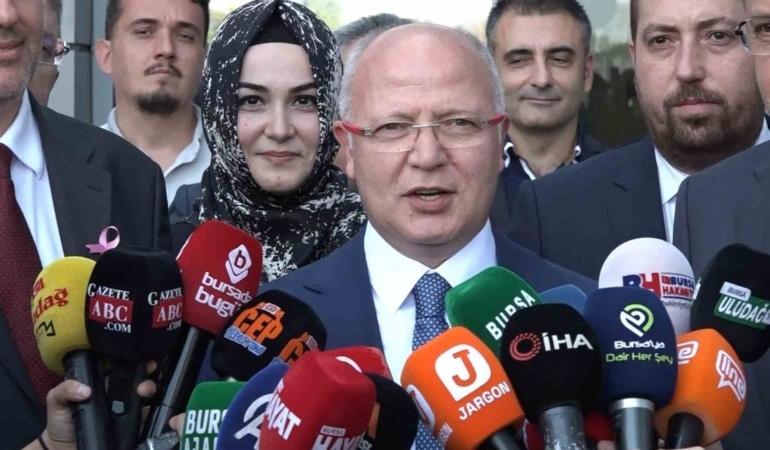 BURSA'NIN SAĞLIK ALTYAPISINDA YENİ BİR DÖNEMİN KAPILARINI AÇAN ALİ OSMAN SÖNMEZ DEVLET HASTANESİ HASTA KABULÜNE BAŞLADI. AK PARTİ BURSA İL BAŞKANI DAVUT GÜRKAN İLE BURSA MİLLETVEKİLLERİ HASTANEDE İNCELEMELERDE BULUNURKEN, BURSA'NIN EN BÜYÜK SAĞLIK YATIRIMLARINDAN BİRİ OLARAK GÖSTERİLEN HASTANENİN RESMİ AÇILIŞININ İSE CUMHURBAŞKANI RECEP TAYYİP ERDOĞAN'IN PROGRAMINA GÖRE İLERLEYEN SÜREÇTE YAPILACAĞI BİLDİRİLDİ. AK PARTİ BURSA İL BAŞKANI DAVUT GÜRKAN, HASTANENİN HİZMETE BAŞLAMASININ BURSA AÇISINDAN TARİHİ BİR GELİŞME OLDUĞUNU BELİRTEREK, RESMİ AÇILIŞTAN ÇOK FİİLİ AÇILIŞI ÖNEMSEDİKLERİNİ SÖYLEDİ. GÜRKAN, "SAYIN CUMHURBAŞKANIMIZA KONU ARZ EDİLDİ. BUNDAN SONRAKİ SÜREÇTE PROGRAMININ UYGUN OLDUĞU BİR TARİHTE RESMİ AÇILIŞI GERÇEKLEŞTİRMEYİ PLANLIYORUZ. ANCAK ŞU AN İÇİN NETLEŞMİŞ BİR TARİH YOK. BİZİM İÇİN ESAS ÖNEMLİ OLAN HASTANENİN FİİLEN VATANDAŞIMIZA HİZMET VERMEYE BAŞLAMASIYDI. DÜN İTİBARIYLA DA BU GERÇEKLEŞTİ. BURSA ADINA TARİHİ BİR GÜN YAŞADIK" DEDİ.