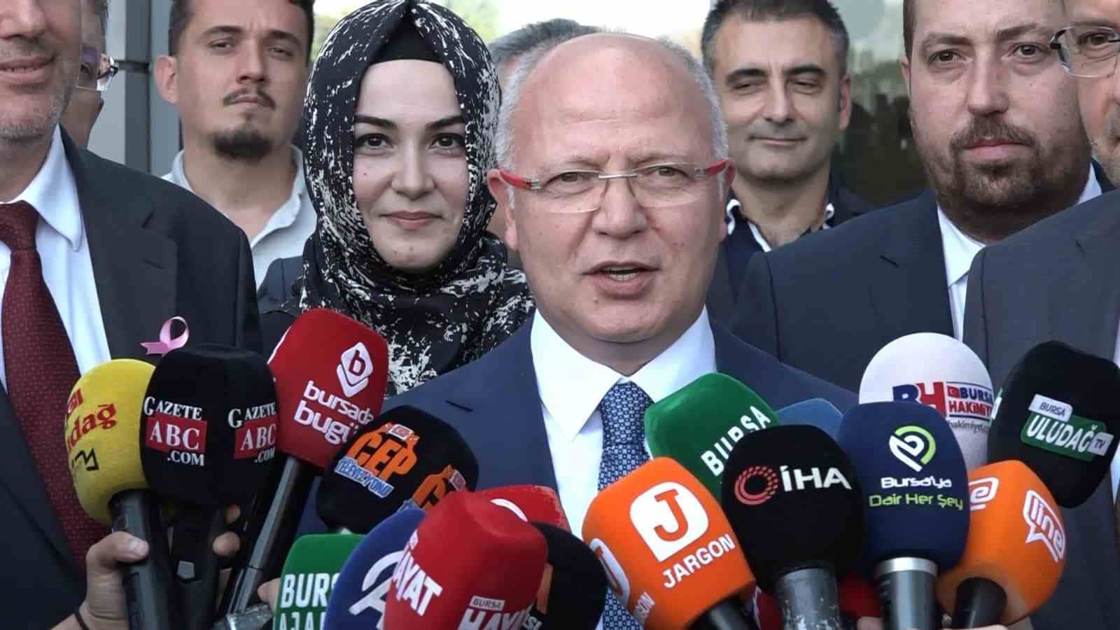 BURSA'NIN SAĞLIK ALTYAPISINDA YENİ BİR DÖNEMİN KAPILARINI AÇAN ALİ OSMAN SÖNMEZ DEVLET HASTANESİ HASTA KABULÜNE BAŞLADI. AK PARTİ BURSA İL BAŞKANI DAVUT GÜRKAN İLE BURSA MİLLETVEKİLLERİ HASTANEDE İNCELEMELERDE BULUNURKEN, BURSA'NIN EN BÜYÜK SAĞLIK YATIRIMLARINDAN BİRİ OLARAK GÖSTERİLEN HASTANENİN RESMİ AÇILIŞININ İSE CUMHURBAŞKANI RECEP TAYYİP ERDOĞAN'IN PROGRAMINA GÖRE İLERLEYEN SÜREÇTE YAPILACAĞI BİLDİRİLDİ. AK PARTİ BURSA İL BAŞKANI DAVUT GÜRKAN, HASTANENİN HİZMETE BAŞLAMASININ BURSA AÇISINDAN TARİHİ BİR GELİŞME OLDUĞUNU BELİRTEREK, RESMİ AÇILIŞTAN ÇOK FİİLİ AÇILIŞI ÖNEMSEDİKLERİNİ SÖYLEDİ. GÜRKAN, "SAYIN CUMHURBAŞKANIMIZA KONU ARZ EDİLDİ. BUNDAN SONRAKİ SÜREÇTE PROGRAMININ UYGUN OLDUĞU BİR TARİHTE RESMİ AÇILIŞI GERÇEKLEŞTİRMEYİ PLANLIYORUZ. ANCAK ŞU AN İÇİN NETLEŞMİŞ BİR TARİH YOK. BİZİM İÇİN ESAS ÖNEMLİ OLAN HASTANENİN FİİLEN VATANDAŞIMIZA HİZMET VERMEYE BAŞLAMASIYDI. DÜN İTİBARIYLA DA BU GERÇEKLEŞTİ. BURSA ADINA TARİHİ BİR GÜN YAŞADIK" DEDİ.