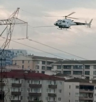 BURSA’DA ELEKTRİK İLETİM HATLARININ BAKIM ÇALIŞMALARI SIRASINDA HELİKOPTER KULLANILMASI DİKKAT ÇEKTİ.