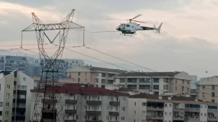 BURSA’DA ELEKTRİK İLETİM HATLARININ BAKIM ÇALIŞMALARI SIRASINDA HELİKOPTER KULLANILMASI DİKKAT ÇEKTİ.