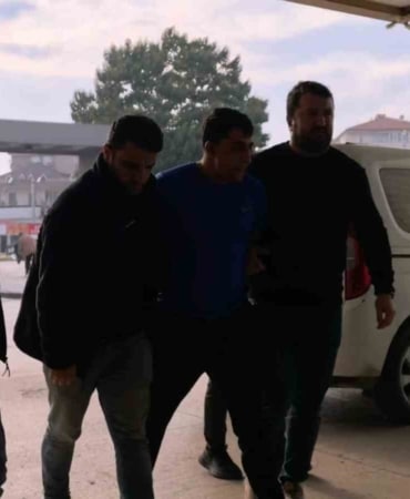 BURSA’NIN İNEGÖL İLÇESİNDE, 6 AYRI HIRSIZLIK SUÇUNDAN HAKKINDA KESİNLEŞMİŞ 30 YIL HAPİS CEZASI BULUNAN 23 YAŞINDAKİ EMRE Ç., POLİS EKİPLERİNİN DÜZENLEDİĞİ OPERASYONLA YAKALANDI.