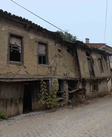 ŞEHİR MERKEZİNİN YANI SIRA KIRSAL MAHALLELERDE DE MUHTARLARIN TALEPLERİ DOĞRULTUSUNDA ÇALIŞMALARINI SÜRDÜREN YENİŞEHİR BELEDİYESİ, SON OLARAK SÖYLEMİŞ MAHALLESİ’NDE BULUNAN METRUK YAPIYI TAMAMEN ORTADAN KALDIRDI.