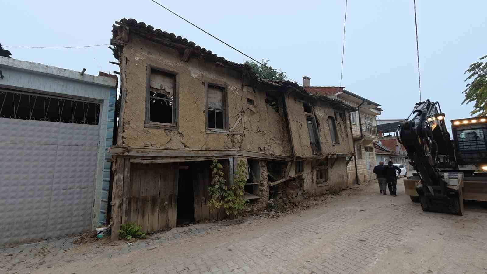 ŞEHİR MERKEZİNİN YANI SIRA KIRSAL MAHALLELERDE DE MUHTARLARIN TALEPLERİ DOĞRULTUSUNDA ÇALIŞMALARINI SÜRDÜREN YENİŞEHİR BELEDİYESİ, SON OLARAK SÖYLEMİŞ MAHALLESİ’NDE BULUNAN METRUK YAPIYI TAMAMEN ORTADAN KALDIRDI.