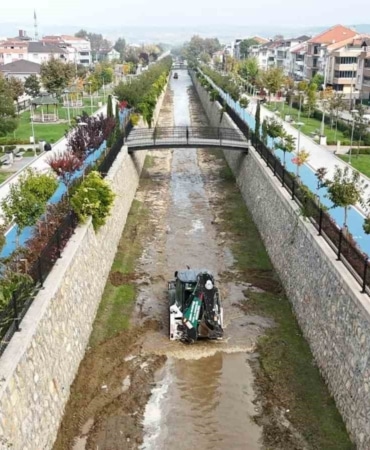 İNEGÖL BELEDİYESİ, KIŞ MEVSİMİ ÖNCESİ BEKLENEN YAĞIŞLAR NEDENİYLE KANAL İNEGÖL’DE OLASI SEL VE SU BASKINLARINI ÖNLEMEK İÇİN İŞ MAKİNELERİYLE TEMİZLİK ÇALIŞMASI BAŞLATILDI.