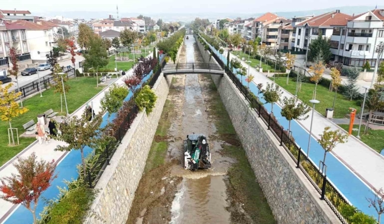 İNEGÖL BELEDİYESİ, KIŞ MEVSİMİ ÖNCESİ BEKLENEN YAĞIŞLAR NEDENİYLE KANAL İNEGÖL’DE OLASI SEL VE SU BASKINLARINI ÖNLEMEK İÇİN İŞ MAKİNELERİYLE TEMİZLİK ÇALIŞMASI BAŞLATILDI.