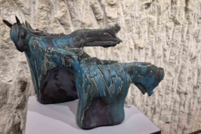 BURSA’DAKİ AKERAMOS SANAT MERKEZİ, 10. KURULUŞ YILI ETKİNLİKLERİ KAPSAMINDA "ATEŞTEN DOĞAN ATLAR KARMA SERAMİK SERGİSİ"Nİ KAPADOKYA’DA SANATSEVERLERLE BULUŞTURDU. 24 EKİM’DE AVANOS’TAKİ GÜRAY YERALTI SERAMİK MÜZESİ’NDE AÇILAN SERGİ, 5 KASIM 2026 TARİHİNE KADAR ZİYARET EDİLEBİLECEK.