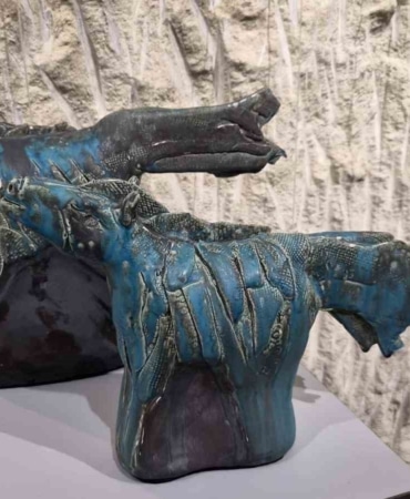 BURSA’DAKİ AKERAMOS SANAT MERKEZİ, 10. KURULUŞ YILI ETKİNLİKLERİ KAPSAMINDA "ATEŞTEN DOĞAN ATLAR KARMA SERAMİK SERGİSİ"Nİ KAPADOKYA’DA SANATSEVERLERLE BULUŞTURDU. 24 EKİM’DE AVANOS’TAKİ GÜRAY YERALTI SERAMİK MÜZESİ’NDE AÇILAN SERGİ, 5 KASIM 2026 TARİHİNE KADAR ZİYARET EDİLEBİLECEK.