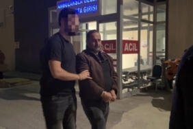 KOCAELİ'NİN GÖLCÜK İLÇESİNDE MHP'Lİ BELEDİYE MECLİS ÜYESİ MURAT SARAL, TARTIŞTIĞI KİŞİNİN TABANCAYLA ATEŞ AÇMASI SONUCU HAYATINI KAYBETTİ. YAŞANAN OLAY SONRASI BURSA’YA KAÇAN ŞÜPHELİ, İZNİK’TE AKARYAKIT İSTASYONUNDA YAKALANDI.