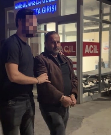 KOCAELİ'NİN GÖLCÜK İLÇESİNDE MHP'Lİ BELEDİYE MECLİS ÜYESİ MURAT SARAL, TARTIŞTIĞI KİŞİNİN TABANCAYLA ATEŞ AÇMASI SONUCU HAYATINI KAYBETTİ. YAŞANAN OLAY SONRASI BURSA’YA KAÇAN ŞÜPHELİ, İZNİK’TE AKARYAKIT İSTASYONUNDA YAKALANDI.