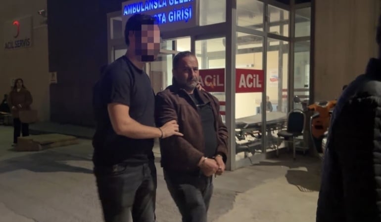 KOCAELİ'NİN GÖLCÜK İLÇESİNDE MHP'Lİ BELEDİYE MECLİS ÜYESİ MURAT SARAL, TARTIŞTIĞI KİŞİNİN TABANCAYLA ATEŞ AÇMASI SONUCU HAYATINI KAYBETTİ. YAŞANAN OLAY SONRASI BURSA’YA KAÇAN ŞÜPHELİ, İZNİK’TE AKARYAKIT İSTASYONUNDA YAKALANDI.