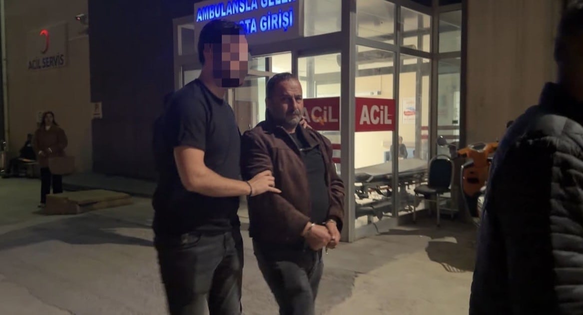KOCAELİ'NİN GÖLCÜK İLÇESİNDE MHP'Lİ BELEDİYE MECLİS ÜYESİ MURAT SARAL, TARTIŞTIĞI KİŞİNİN TABANCAYLA ATEŞ AÇMASI SONUCU HAYATINI KAYBETTİ. YAŞANAN OLAY SONRASI BURSA’YA KAÇAN ŞÜPHELİ, İZNİK’TE AKARYAKIT İSTASYONUNDA YAKALANDI.