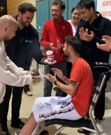 BURSA’NIN İNEGÖL İLÇESİNDE İKİ OTOMOBİLİN ÇARPIŞTIĞI KAZADA YARALANAN GENÇ SÜRÜCÜYE, HASTANEDE AİLESİ VE ARKADAŞLARI TARAFINDAN DOĞUM GÜNÜ SÜRPRİZİ YAPILDI. TEDAVİSİNİN ARDINDAN TEKERLEKLİ SANDALYEYLE ACİL SERVİSTEN ÇIKARILAN GENÇ, PASTASININ ÜZERİNDEKİ MUMLARI SÖNDÜRÜRKEN HEM HÜZNÜ HEM MUTLULUĞU BİR ARADA YAŞADI.