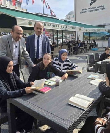ORHANELİ MEYDAN KAFE ÇAY BAHÇESİNDE DÜZENLENEN KİTAP OKUMA ETKİNLİĞİNE ORHANELİ BELEDİYE BAŞKANI ALİ OSMAN TAYIR, MİLLİ EĞİTİM MÜDÜRÜ MEHMET TAYIR, HACI MUSTAFA ÖDEN İMAM HATİP ORTAOKULU MÜDÜRÜ ENGİN TANRIKULU, ÖĞRENCİLER, VELİLER VE VATANDAŞLAR KATILDI.