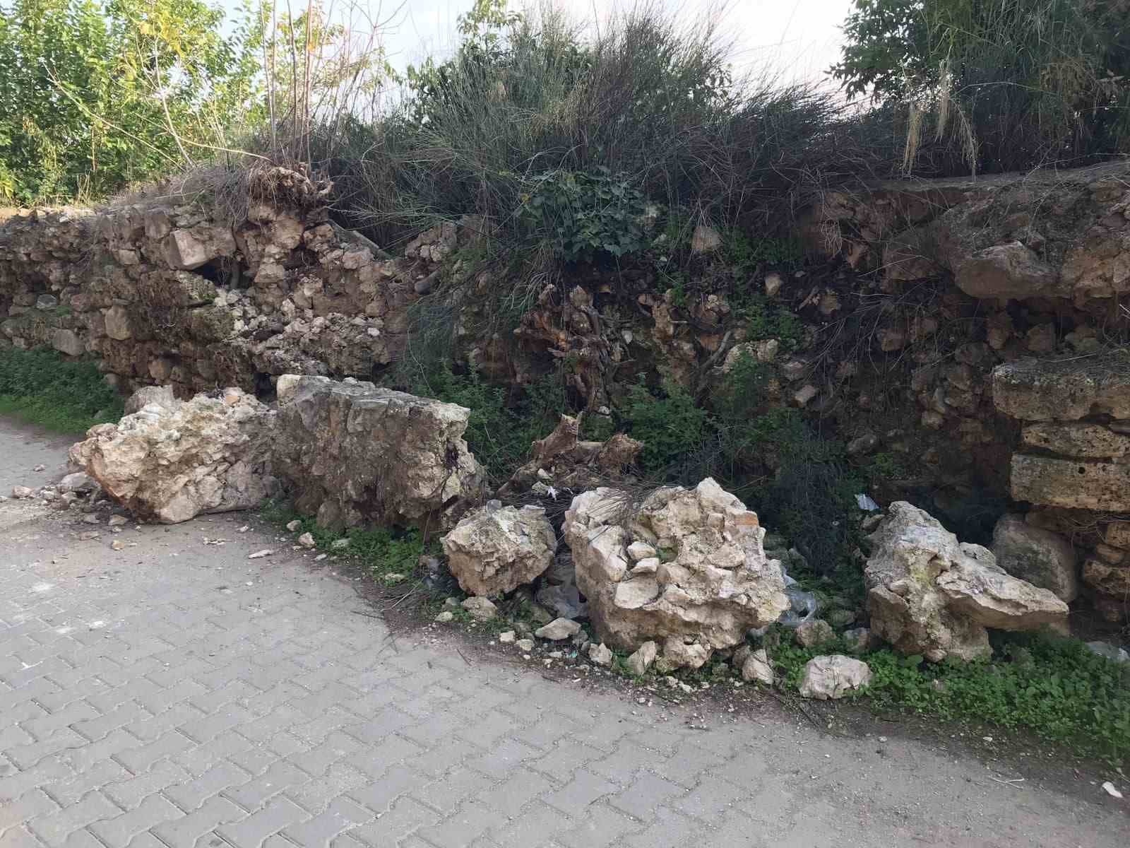 BURSA’NIN MEDENİYETLER İLÇESİ İZNİK’TE, ROMA İMPARATORLUĞU DÖNEMİNDEN GÜNÜMÜZE ULAŞAN YAKLAŞIK 1 KİLOMETRE UZUNLUĞUNDAKİ TARİHİ SU KEMERİ, BAKIMSIZLIK VE İLGİSİZLİK NEDENİYLE YOK OLMA TEHLİKESİYLE KARŞI KARŞIYA.