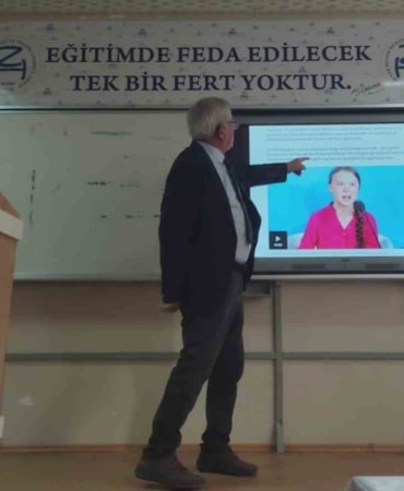 SÜRDÜRÜLEBİLİRLİK VE ÇEVRE BİLİNCİ ODAKLI ÇALIŞMALARINI SÜRDÜREN HASTAVUK, ZÜBEYDE HANIM KIZ MESLEKİ VE TEKNİK ANADOLU LİSESİ ÖĞRENCİLERİNE YÖNELİK KAPSAMLI BİR BİLGİLENDİRME PROGRAMI DÜZENLEDİ. ETKİNLİKTE, YAKLAŞAN COP31 İKLİM ZİRVESİ ÖNCESİNDE İKLİM KRİZİNE DİKKAT ÇEKİLDİ.