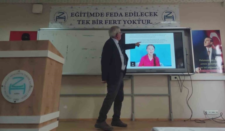 SÜRDÜRÜLEBİLİRLİK VE ÇEVRE BİLİNCİ ODAKLI ÇALIŞMALARINI SÜRDÜREN HASTAVUK, ZÜBEYDE HANIM KIZ MESLEKİ VE TEKNİK ANADOLU LİSESİ ÖĞRENCİLERİNE YÖNELİK KAPSAMLI BİR BİLGİLENDİRME PROGRAMI DÜZENLEDİ. ETKİNLİKTE, YAKLAŞAN COP31 İKLİM ZİRVESİ ÖNCESİNDE İKLİM KRİZİNE DİKKAT ÇEKİLDİ.