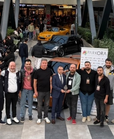 BURSA MOTOR SPORLARI YARDIMLAŞMA DERNEĞİ (BURMOS DER), 24 EKİM 2026 TARİHİNDE PARKORA AVM'DE DÜZENLEDİĞİ MODİFİYE ARAÇ SERGİSİYLE OTOMOBİL TUTKUNLARINI BİR ARAYA GETİRDİ.