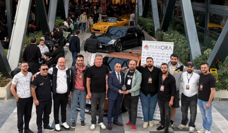 BURSA MOTOR SPORLARI YARDIMLAŞMA DERNEĞİ (BURMOS DER), 24 EKİM 2026 TARİHİNDE PARKORA AVM'DE DÜZENLEDİĞİ MODİFİYE ARAÇ SERGİSİYLE OTOMOBİL TUTKUNLARINI BİR ARAYA GETİRDİ.