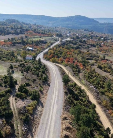 BURSA BÜYÜKŞEHİR BELEDİYESİ TARAFINDAN KELES İLÇESİNİN KARAARDIÇ, ISSIZÖREN VE DENİZLER MAHALLESİ BAĞLANTI YOLUNDA YAPILMASI PLANLANAN 17 KİLOMETRELİK SATHİ KAPLAMA ÖNCESİ, ALT TEMEL VE ÜST TEMEL ÇALIŞMALARI DEVAM EDİYOR.