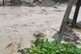 BURSA'NIN KARACABEY İLÇESİ BOĞAZKÖY MAHALLESİ MEVKİİNDE DERE TAŞKINI YAŞANDI. EDİNİLEN BİLGİYE GÖRE, KARAYOLLARI GENEL MÜDÜRLÜĞÜ İLE DEVLET SU İŞLERİ'NİN SORUMLULUK ALANINDA BULUNAN MENFEZLERİN TIKALI OLMASI NEDENİYLE BÖLGEDE TAŞKIN MEYDANA GELDİ.