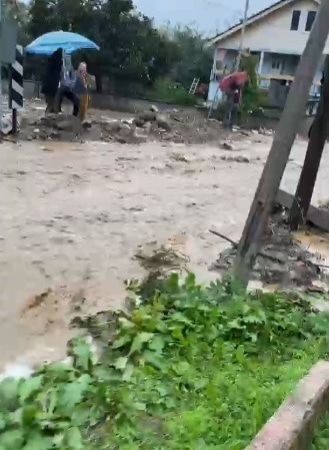 BURSA'NIN KARACABEY İLÇESİ BOĞAZKÖY MAHALLESİ MEVKİİNDE DERE TAŞKINI YAŞANDI. EDİNİLEN BİLGİYE GÖRE, KARAYOLLARI GENEL MÜDÜRLÜĞÜ İLE DEVLET SU İŞLERİ'NİN SORUMLULUK ALANINDA BULUNAN MENFEZLERİN TIKALI OLMASI NEDENİYLE BÖLGEDE TAŞKIN MEYDANA GELDİ.