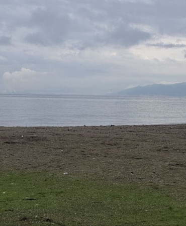 BURSA'NIN MUDANYA İLÇESİNDE SAHİLE VURMUŞ ERKEK CESEDİ BULUNDU.
