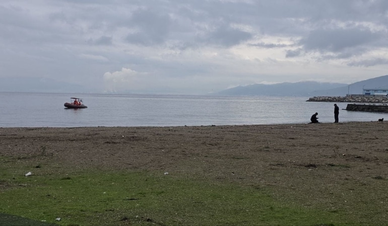 BURSA'NIN MUDANYA İLÇESİNDE SAHİLE VURMUŞ ERKEK CESEDİ BULUNDU.