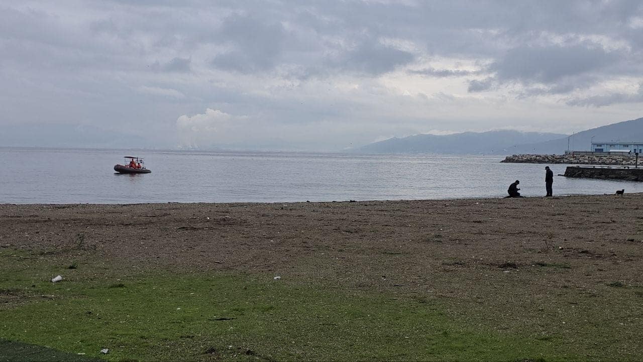 BURSA'NIN MUDANYA İLÇESİNDE SAHİLE VURMUŞ ERKEK CESEDİ BULUNDU.