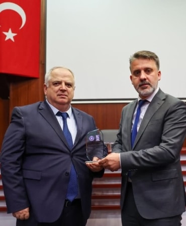 BURSA SU VE KANALİZASYON İDARESİ (BUSKİ) GENEL MÜDÜRÜ MEHMET ERCİHAN SUBAŞIOĞLU, EMEKLİYE AYRILDI. BURSA BÜYÜKŞEHİR BELEDİYE BAŞKAN VEKİLİ ŞAHİN BİBA, SUBAŞIOĞLU'NA GÖREV SÜRESİ BOYUNCA SUNDUĞU HİZMETLERDEN DOLAYI TEŞEKKÜR PLAKETİ TAKDİM ETTİ.