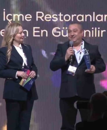 TÜRKİYE'NİN EN GÜVENİLİR MARKALARININ BELİRLENDİĞİ TRUSTED BRANDS 2026 ARAŞTIRMASINDA KÖFTECİ YUSUF, YEME-İÇME RESTORANLAR KATEGORİSİNDE ZİRVEDE YER ALDI. TÜRKİYE GENELİNDE 320'Yİ AŞKIN ŞUBESİ VE 22 BİNDEN FAZLA ÇALIŞANIYLA HİZMET VEREN KÖFTECİ YUSUF, ULAŞILABİLİR FİYAT POLİTİKASI, HIZLI SERVİS ANLAYIŞI VE ÜRÜN KALİTESİNE VERDİĞİ ÖNEMLE SEKTÖRÜNÜN EN GÜVENİLİR MARKASI SEÇİLDİ.