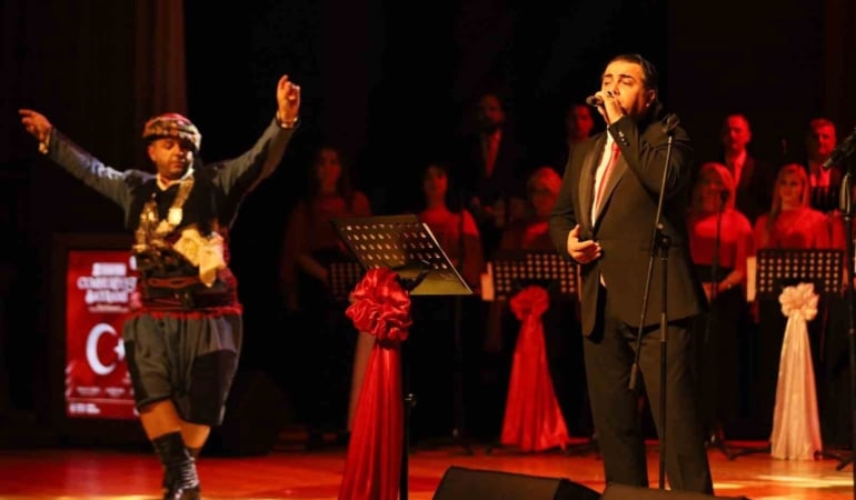 BURSA BÜYÜKŞEHİR BELEDİYESİ, CUMHURİYET’İN 103. YIL DÖNÜMÜNÜ TÜRK MUSİKİSİNİN EN ÖZEL EZGİLERİYLE TAÇLANDIRDI. CUMHURİYET BAYRAMI’NA ÖZEL DÜZENLENEN KONSERDE BURSALILAR, COŞKU DOLU VE UNUTULMAZ BİR GECE YAŞADI.
