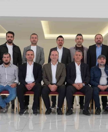 BURSA’NIN BÜYÜKORHAN İLÇESİNDE BÜYÜKORHANSPOR KULÜBÜ’NÜN OLAĞAN KONGRESİ GERÇEKLEŞTİRİLDİ. TEK ADAY OLARAK KONGREYE KATILAN ALİ ERDEM, KULÜBÜN YENİ BAŞKANI SEÇİLDİ. YENİ YÖNETİMİN ÖNCELİKLİ HEDEFLERİ ARASINDA GÜÇLÜ BİR TAKIM OLUŞTURMAK, KULÜBÜ KURUMSAL BİR YAPIYA KAVUŞTURMAK VE İLÇEYE FUTBOL SAHASI KAZANDIRMAK OLDUĞU AÇIKLANDI.