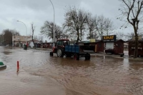BURSA’NIN KARACABEY İLÇESİNDE ETKİLİ OLAN SAĞANAK YAĞIŞ HAYATI OLUMSUZ ETKİLEDİ. YENİKÖY, BOĞAZKÖY, BAYRAMDERE VE MALKARA BÖLGELERİNDE YOLLAR GÖLE DÖNERKEN, DERE TAŞKINLARI YAŞANDI, EVLERİ VE İŞ YERLERİNİ SU BASTI.