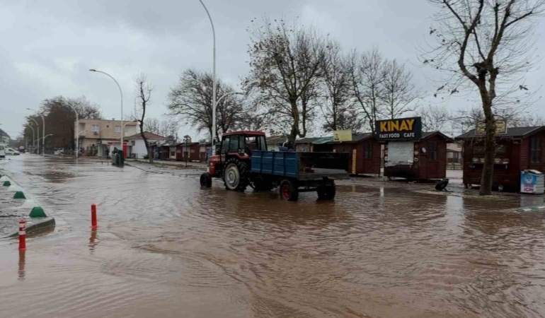 BURSA’NIN KARACABEY İLÇESİNDE ETKİLİ OLAN SAĞANAK YAĞIŞ HAYATI OLUMSUZ ETKİLEDİ. YENİKÖY, BOĞAZKÖY, BAYRAMDERE VE MALKARA BÖLGELERİNDE YOLLAR GÖLE DÖNERKEN, DERE TAŞKINLARI YAŞANDI, EVLERİ VE İŞ YERLERİNİ SU BASTI.