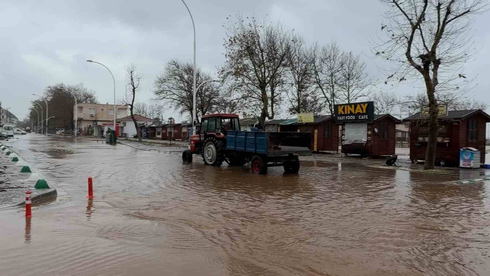 BURSA’NIN KARACABEY İLÇESİNDE ETKİLİ OLAN SAĞANAK YAĞIŞ HAYATI OLUMSUZ ETKİLEDİ. YENİKÖY, BOĞAZKÖY, BAYRAMDERE VE MALKARA BÖLGELERİNDE YOLLAR GÖLE DÖNERKEN, DERE TAŞKINLARI YAŞANDI, EVLERİ VE İŞ YERLERİNİ SU BASTI.