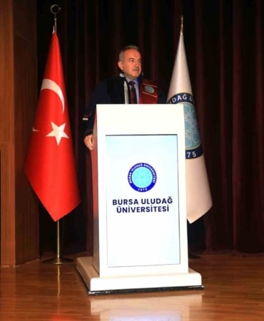 BURSA ULUDAĞ ÜNİVERSİTESİ (BUÜ) TIP FAKÜLTESİ’NE BU YIL BAŞLAYAN ÖĞRENCİLER, BEYAZ ÖNLÜKLERİNİ GİYEREK HEKİMLİK YOLUNDA İLK ADIMLARINI ATTI.